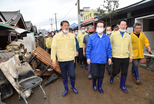 PM visits a market hit by recent torrential rains
