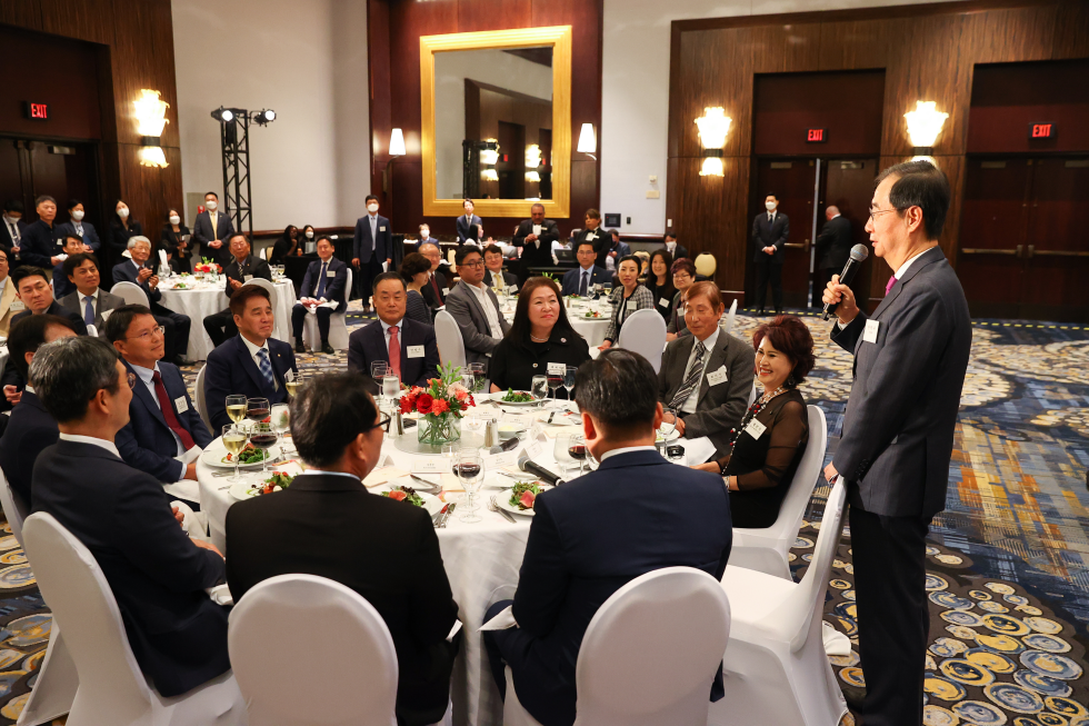 PM meets Korean residents in USA