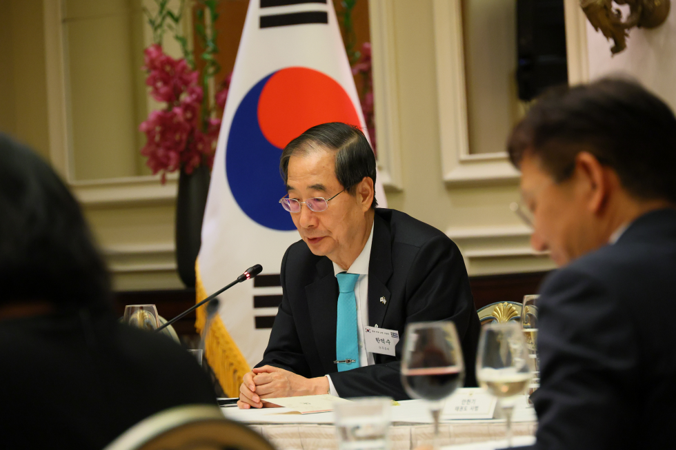 PM meets Korean residents in Greece