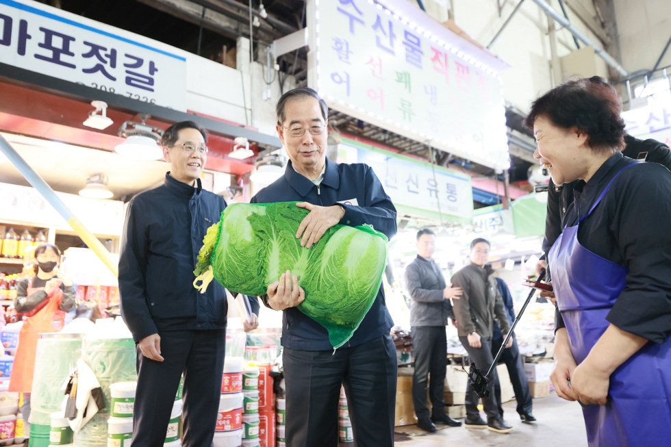 PM visits agricultural market