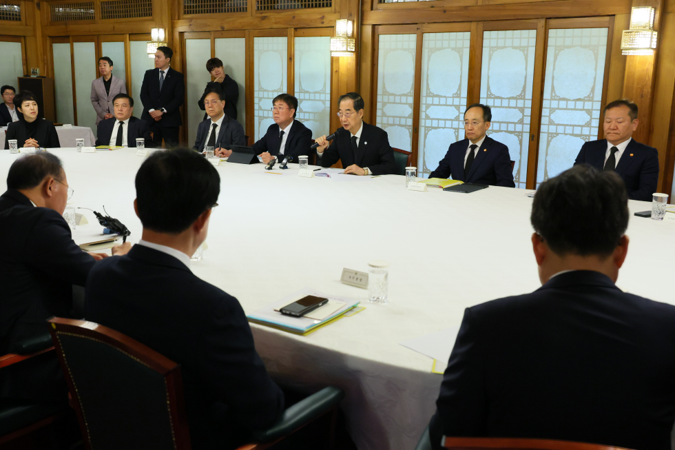 Ruling party-gov't meeting