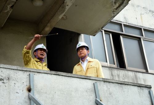 PM inspects decrepit building in Seoul