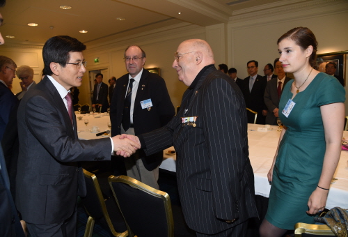 S. Korean PM meets Korean War veterans in France