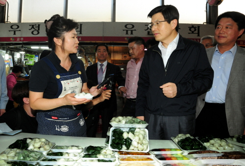 Hwang visits traditional market ahead of Chuseok holiday