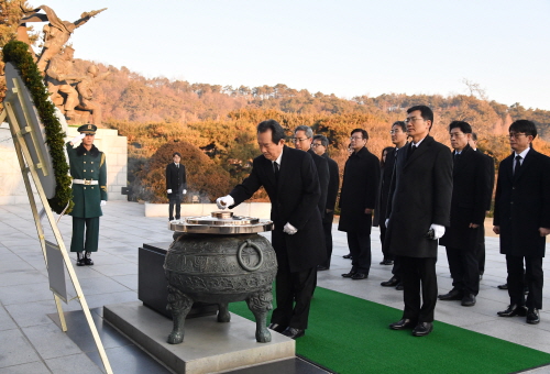 PM visits nat'l cemetery