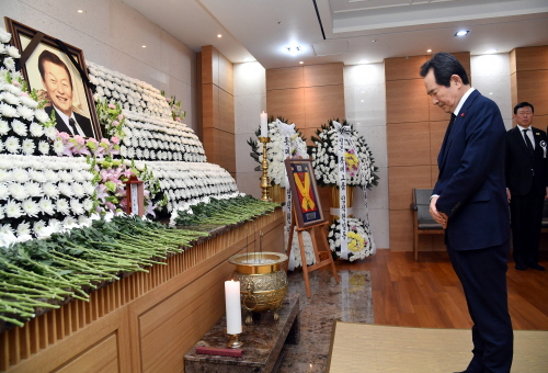 PM pays respects to Lotte founder