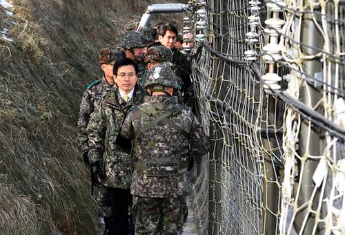 Hwang inspects border unit