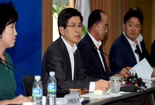 Prime Minister Hwang in gov't meeting