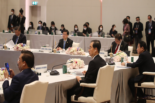 PM attends the 29th APEC Economic Leaders' Meetiong - Retreat Session 2