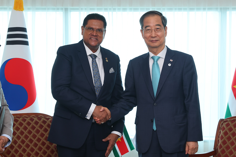 PM meets Suriname President Chandrikapersad santokhi