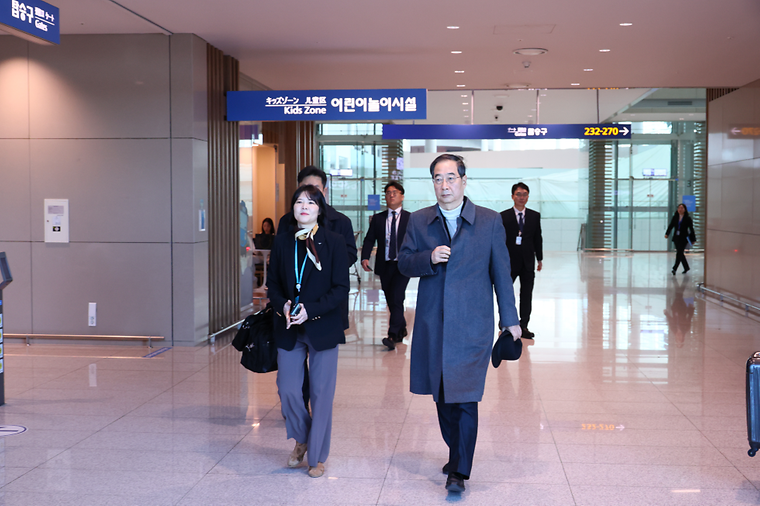 PM departs for the Davos Forum