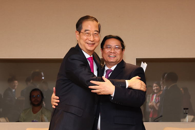 PM meets Vietnamese PM
