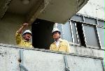 PM inspects decrepit building in Seoul