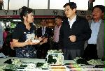Hwang visits traditional market ahead of Chuseok holiday