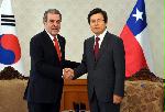 Hwang meets ex-Chilean president