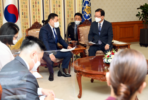 PM meets Mongolian  PM Oyun-Erdene 