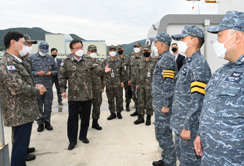  PM visits submarine command