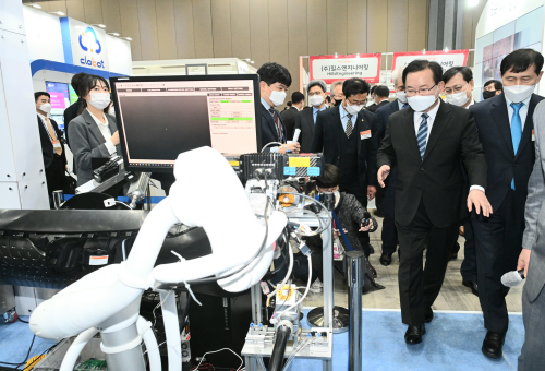 PM attends int'l robot exhibition