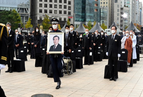 PM delivers eulogy for ex-President Roh