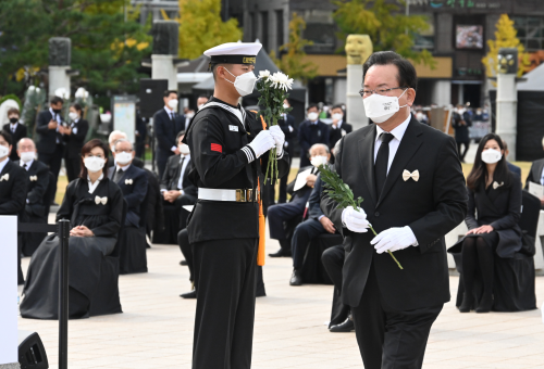 PM delivers eulogy for ex-President Roh