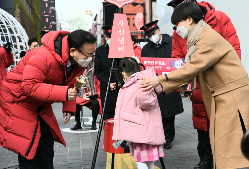 Year-end Salvation Army charity activities