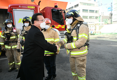 PM encourages firefighters ahead of holiday