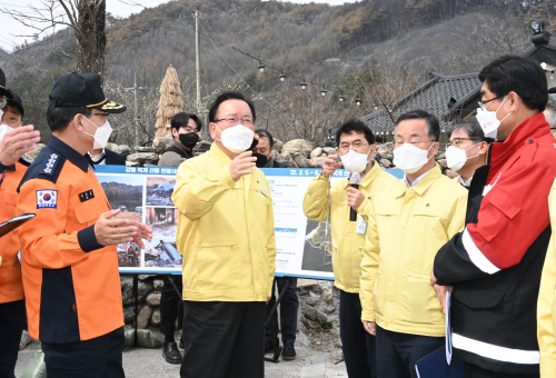 PM visits wildfire-hit area
