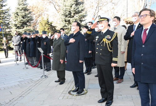 PM pays respect to Turkish Korean War veteran