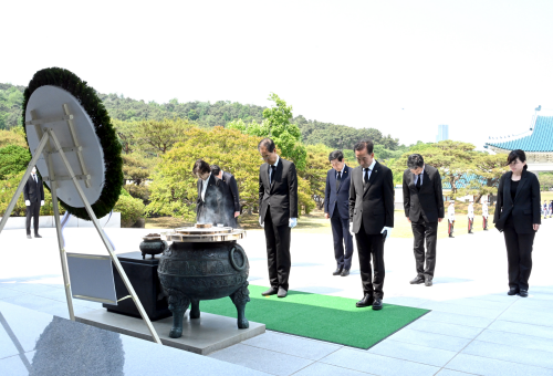 New PM visits nat'l cemetery 