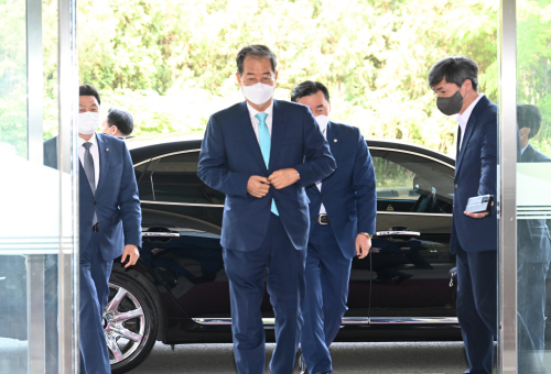 New PM arrives at the government complex