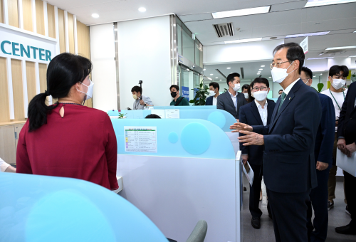 PM visits labor center 