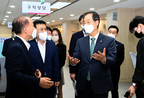 PM visits labor center 