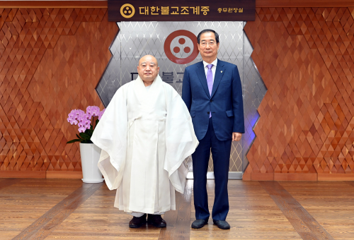 PM meets Buddhist leader 