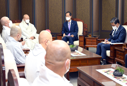 PM meets Buddhist leader 