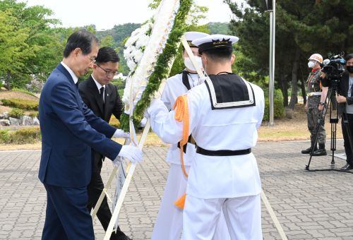 PM pays respects to fallen sailors of Cheonan