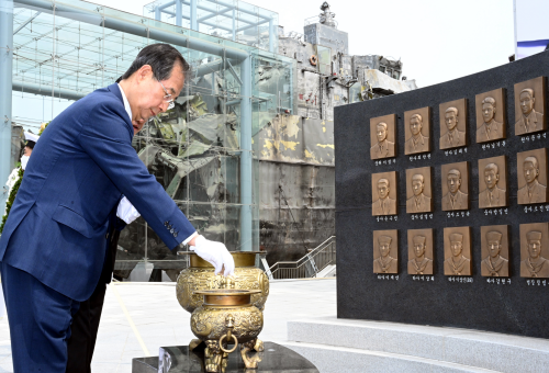 PM pays respects to fallen sailors of Cheonan
