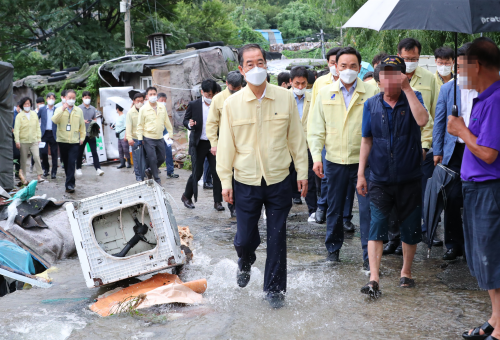 PM visits flood-hit area in Seoul