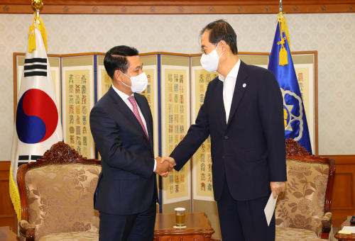 PM meets Saleumxay Kommasith, Laos's deputy prime minister and foreign minister 