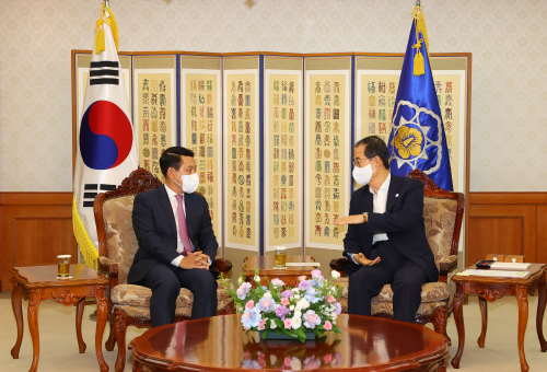 PM meets Saleumxay Kommasith, Laos's deputy prime minister and foreign minister 