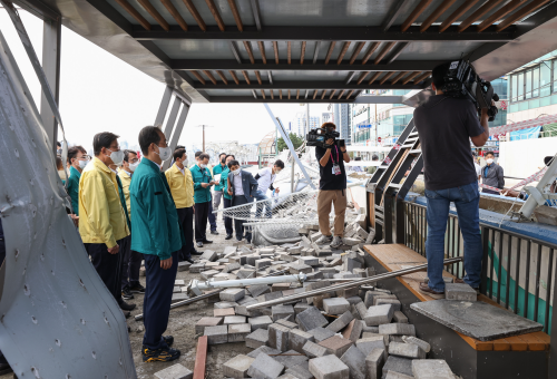 PM inspects typhoon-stricken areas