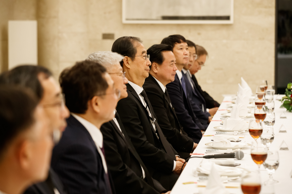 PM meets Korean residents in Japan