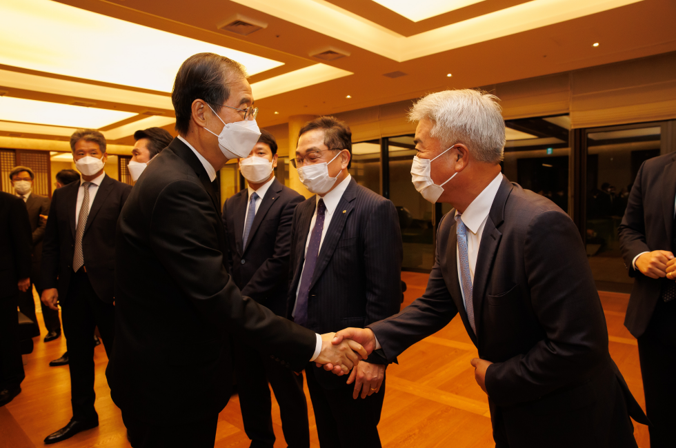 PM meets Korean residents in Japan