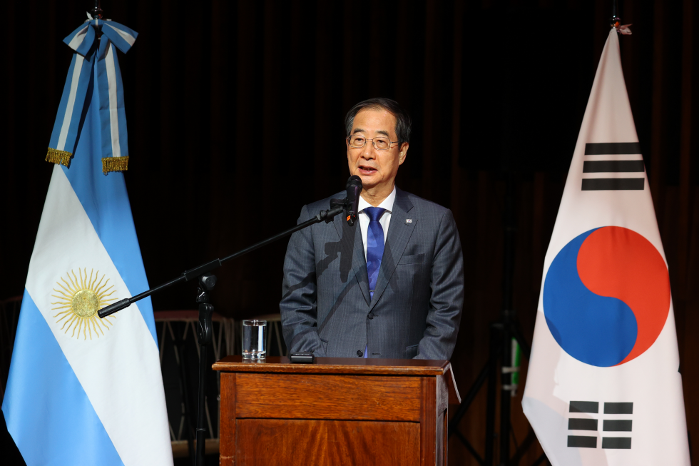PM watches a performance marking the 60th anniversary of bilateral diplomatic ties between Korea and Argentina