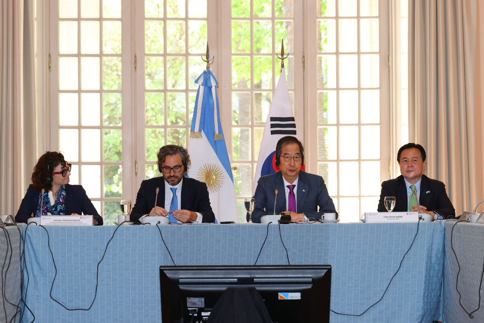 PM attends on a meeting of Korean-Argentine business people
