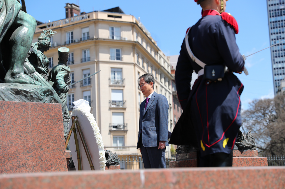 PM pays tribute flowers statue of South American independence hero Jose San Martin
