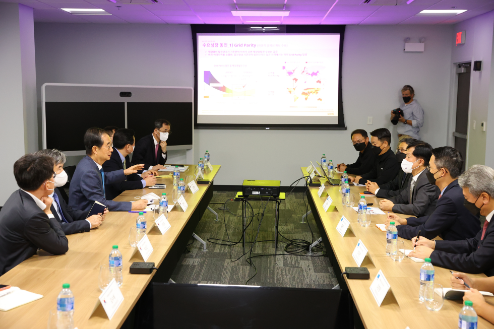 PM visits Hanwha Q Cells' plant in U.S.