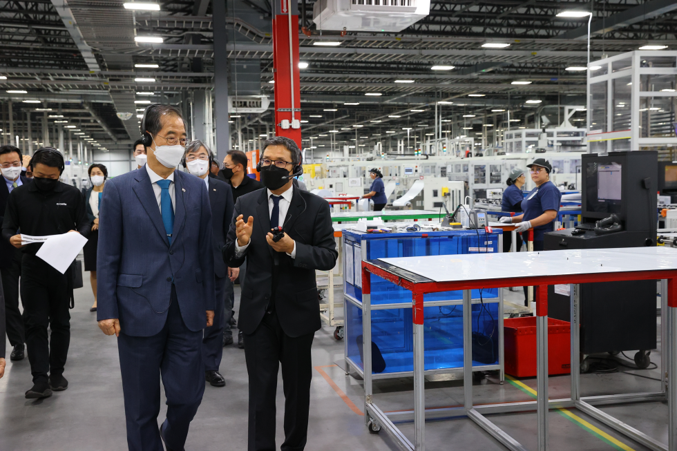 PM visits Hanwha Q Cells' plant in U.S.