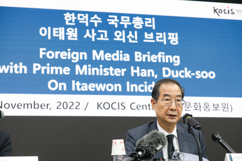 PM meets foreign correspondents over Itaewon accident