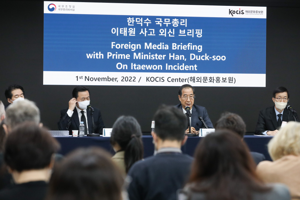 PM meets foreign correspondents over Itaewon accident