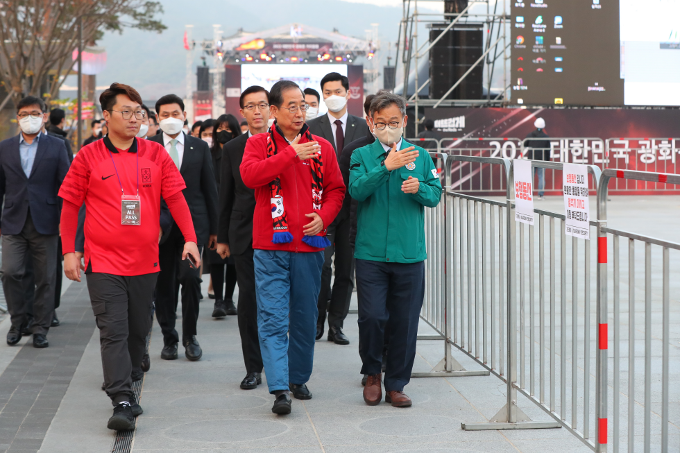 PM inspects World Cup street cheering site